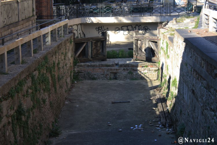 Milano, pezzi di legno e rifiuti dentro la conca dell'Incoronata in via San Marco.