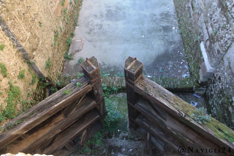 Le porte di legno che servivano a chiudere la conca.